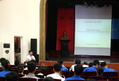 Tiến sỹ Vũ Quốc Đạt – Trưởng phòng Quản lý Khoa học Công nghệ cơ sở, Sở Khoa học và Công nghệ tỉnh Nam Định trao đổi một số nội dung về cuộc cách mạng công nghiệp lần thứ 4